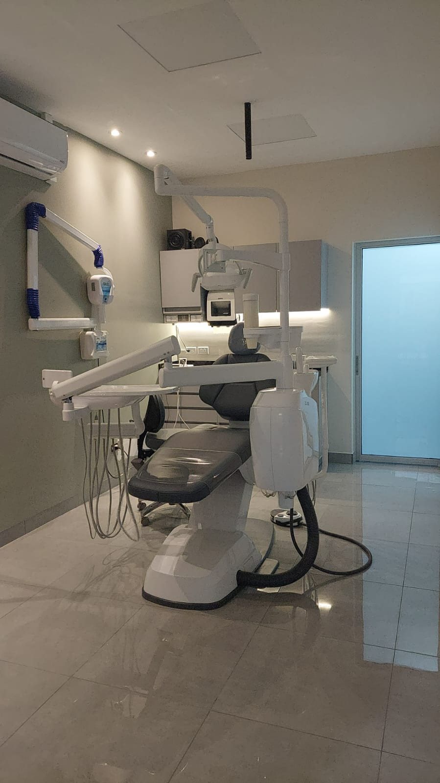 Unidad dental moderna de la clínica de la Dra. Kate Quiteño